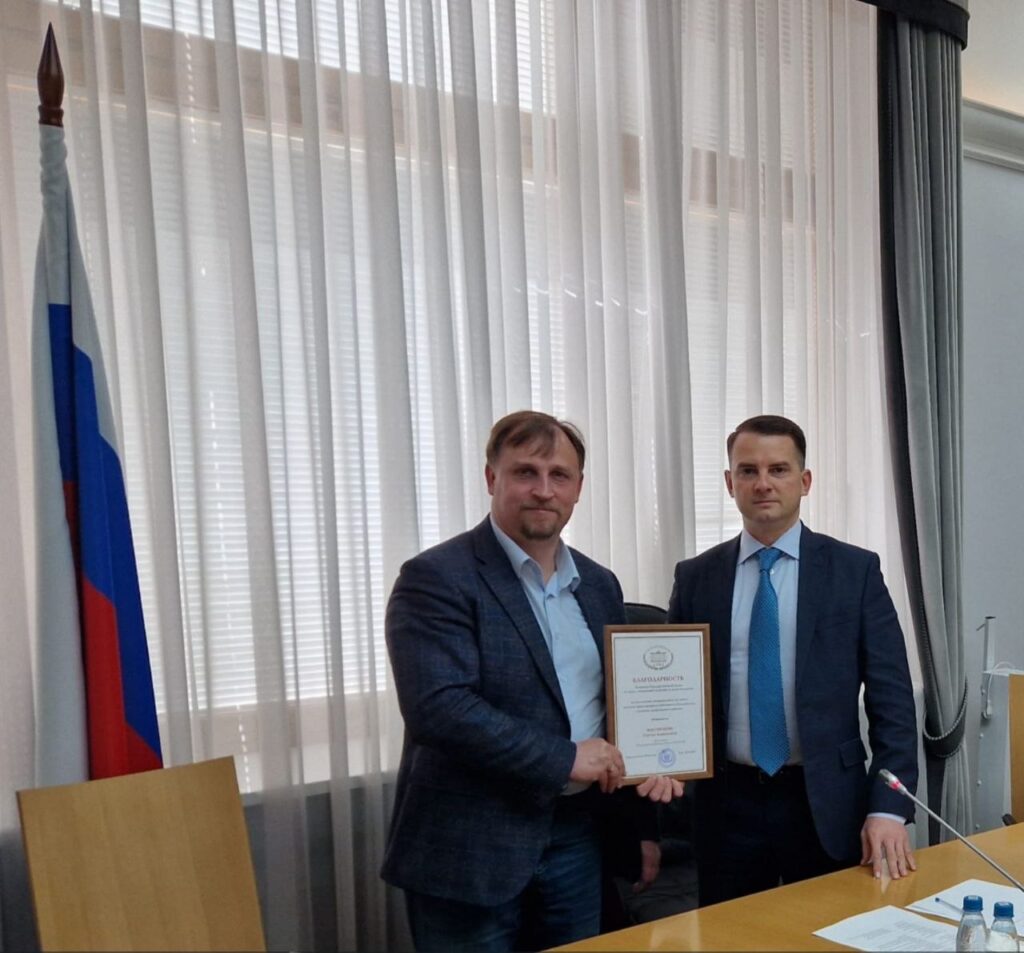 Ярослав Нилов наградил Сергея Вострецова благодарностью за вклад в защиту трудовых прав