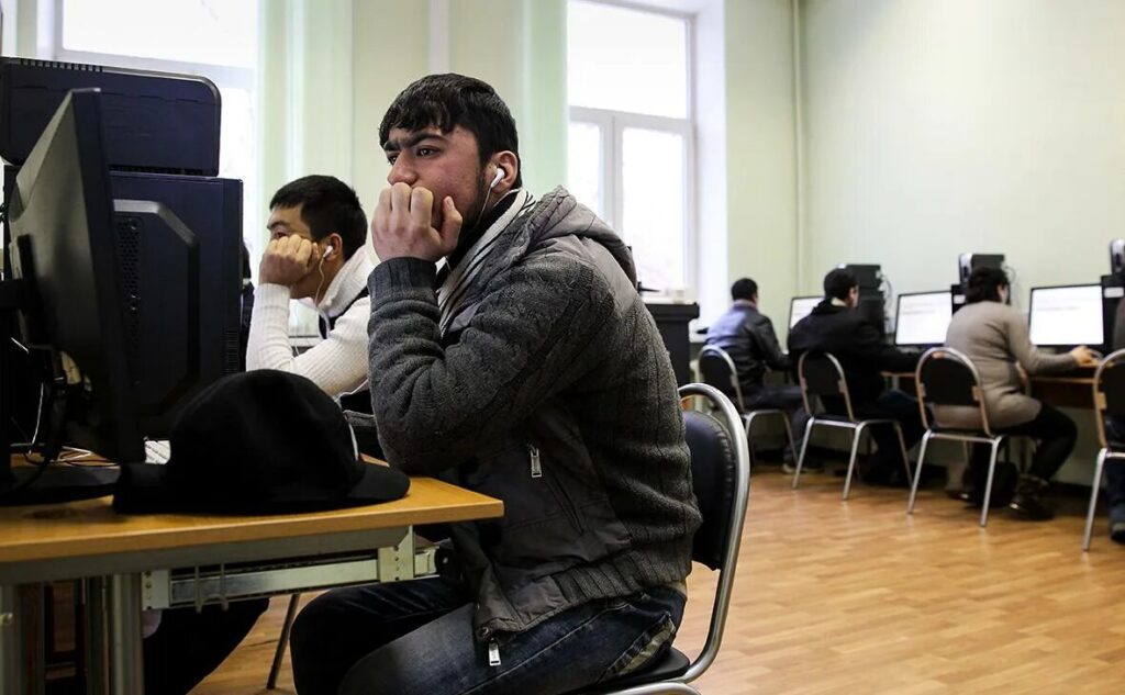 Минтруд предложил запретить работу иностранцам без знания русского: мнение профсоюзов СОЦПРОФ