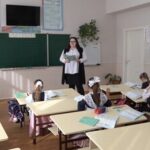 Министерство просвещения России совместно с Министерством труда и социальной защиты продолжают работу над созданием новой системы оплаты труда для учителей