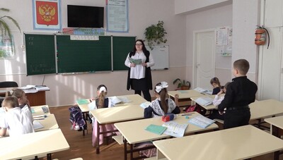 Министерство просвещения России совместно с Министерством труда и социальной защиты продолжают работу над созданием новой системы оплаты труда для учителей