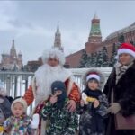 Дед Мороз из СОЦПРОФ: Сергей Вострецов поздравил россиян с Новым годом на Красной площади